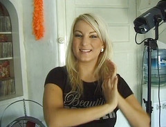 Flash Model Amateurs: Bionda ceca con grandi tette naturali in mostra