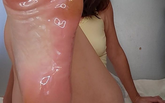 Naughty alchemy: तेल से सनी, टपकते खूबसूरत तलवे
