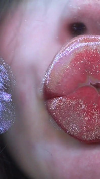 Awek glamor bercium dengan bibir berair berkilat manis