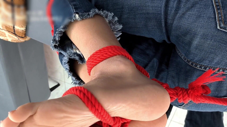 Asian bondage: 맨발 여자친구를 묶고 맨발로 놀아줘