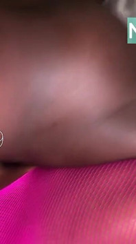 Eu amo essa lingerie rosa quente dando fácil acesso à buceta dela