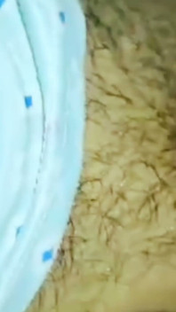 Pozdě v noci šukám svou desi služku obě díry, abych použil kondom