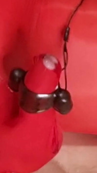 Il giovane femboy viene attraverso la tuta in lingerie della sissy mentre cavalca un grosso cazzo sborrata