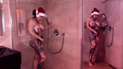 MissAlessaMilano: 23. 2025년 대림절 달력 샤워 중 딜도를 든 산타 여성