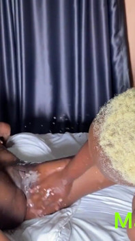Lésbica senhora fez sexo com seu novo representante de vendas.