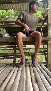 Jovem Pinoy Twink se masturba secretamente ao ar livre