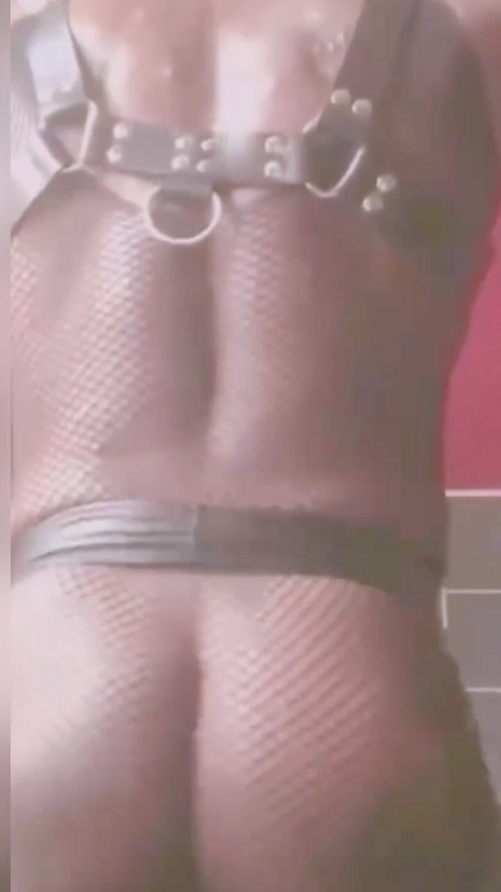 Black mature kinky muscle: Bagian 2 Pameran pantat &amp; Rokok bodysuit fishsuit bagian 2