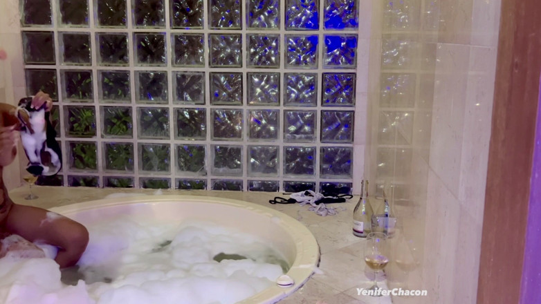 Yenifer Chacon: Dziwki w jacuzzi napalene na cipkę. Mila Gracia