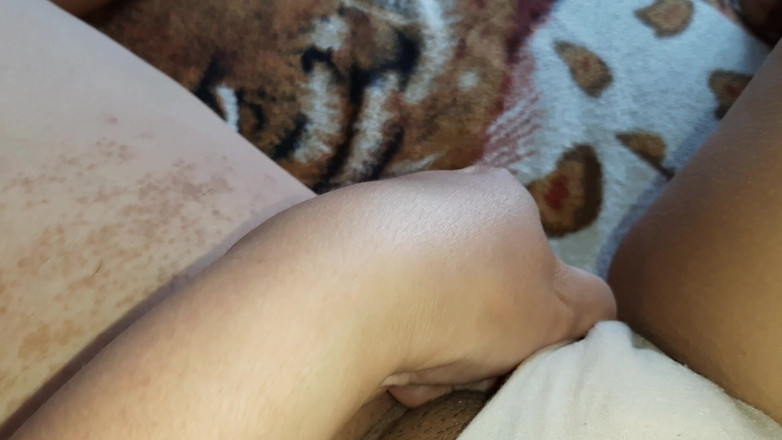 Lesbian-candys: Škádlím klitoris vibrátorem, dokud se neudělám