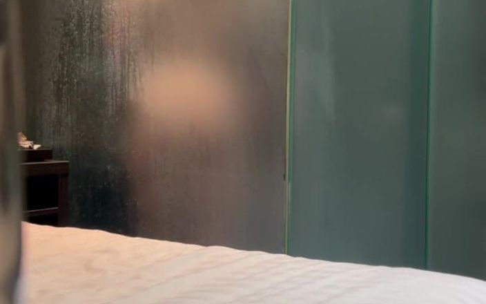 Em Yang: Cameră secretă în camera mea de hotel