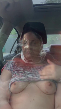 Plastová obalová hra s dechem v autě venku