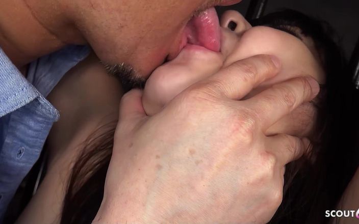 Asian porn collection: Japonská teenagerka Hina Kuraki má trojku a masturbuje těsnou chlupatou...