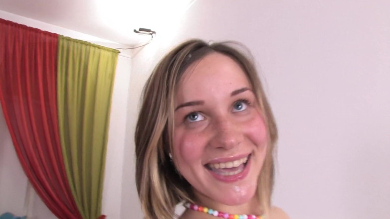 Teen Core Club: La petite Alexia a déjà fait l'amour avec des mecs...