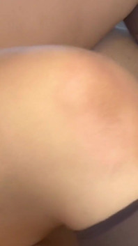 在给他完美的边边打手枪后骑乘幸运的家伙的鸡巴 |Fornicationfreeway