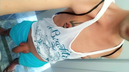 Idmir Sugary: Ukazuje propíchnuté bradavky a neobřezaného ptáka na veřejné toaletě