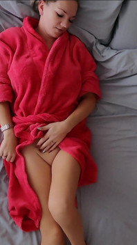 Ibu tiri seksi dengan batang sihir putihnya mengalami orgasme berganda