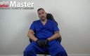English Leather Master: Bác sĩ đeo găng tay cao su và trinh tiết