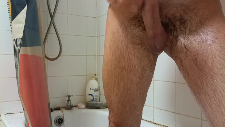 Rockardglans: Un dilf davanti alla doccia si sega un cazzo duro...