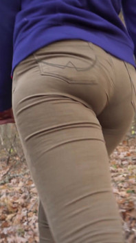 타이트한 청바지를 입은 PAWG 밀프 후장 페티쉬 보이는 팬티 라인