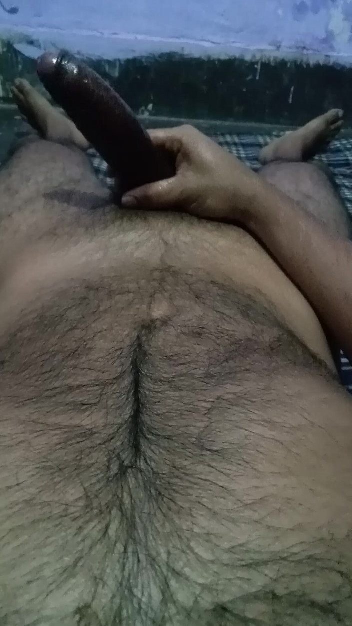 Raaz26d: Engrasando mi polla grande y gruesa y masturbándome en el...