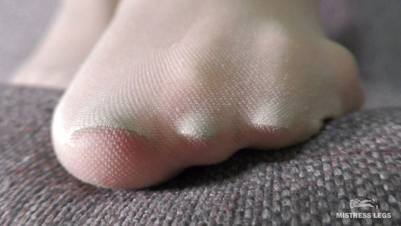 Mistress Legs: Stoking tembus panik closeup