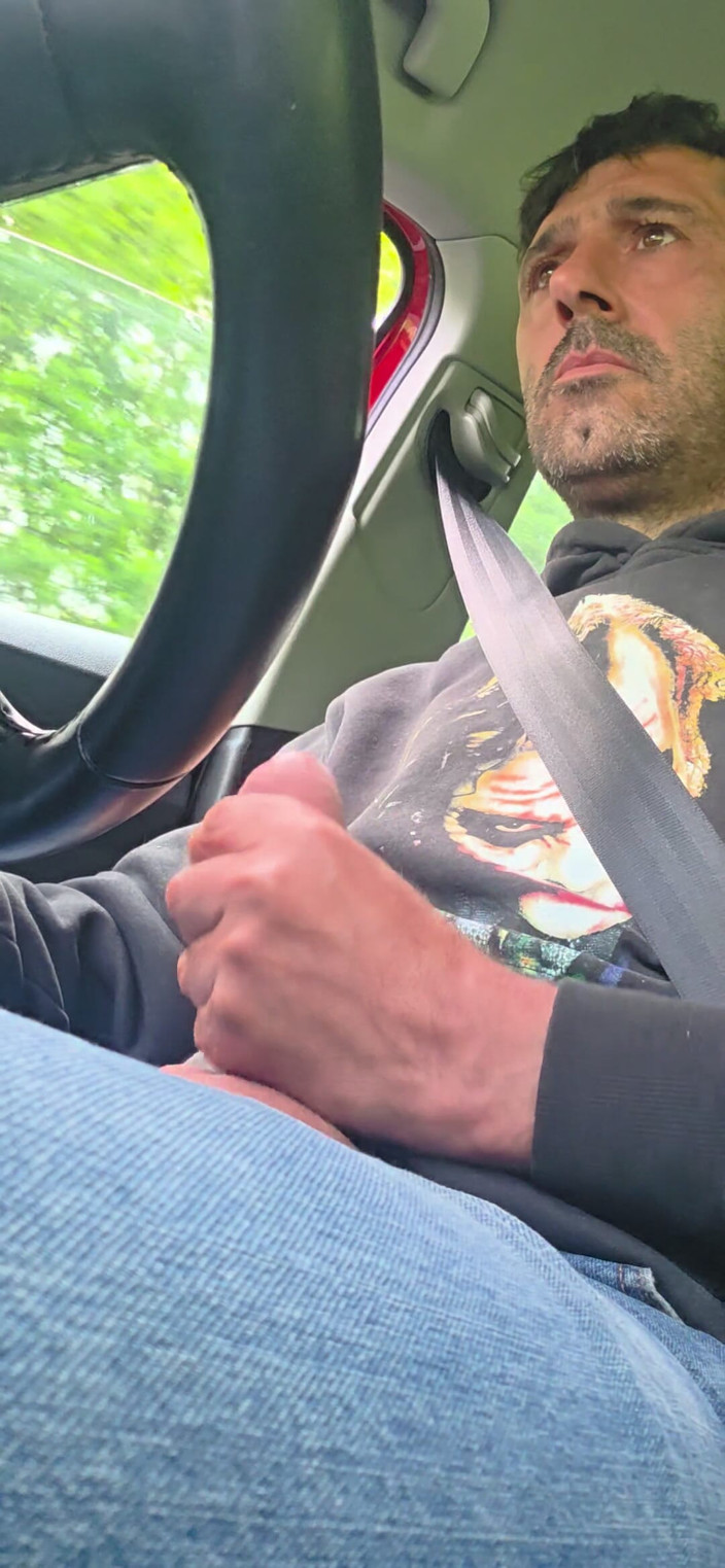 Crx2: Hetero chlap je nadržený a honí si při řízení, skoro byl...