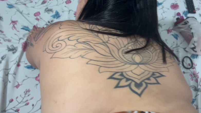 Mary Jhuana: Sugând și futându-l pe tipul tatuat păros