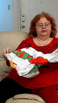 Asistenta roșcată matură mare și frumoasă Vicki unui om de zăpadă gonflabil pentru tine