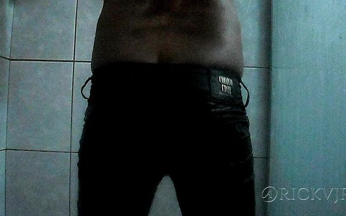 Rickvjr: Twerking at Bathroom 'black at Shower'