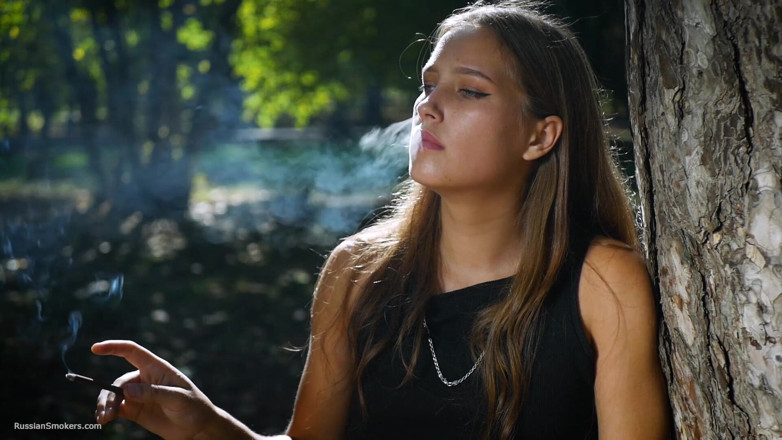 Russian Smokers: Sexy russa gata fumando cigarro indoor studio