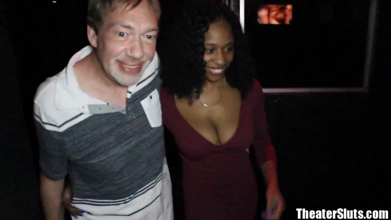 Theater Sluts: Tettona felice bellezza ebano cagna sorridente attraverso gangbang teatrale!