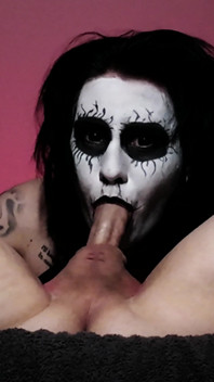 Black Metal Goth deepthroat sangat baik sehingga dia dapat dua pancutan dalam tekak
