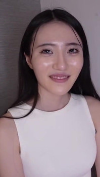 Si cantik berkulit saksama yang menakjubkan dengan tokoh tersenyum semasa dia memberikan keghairahan rahsianya