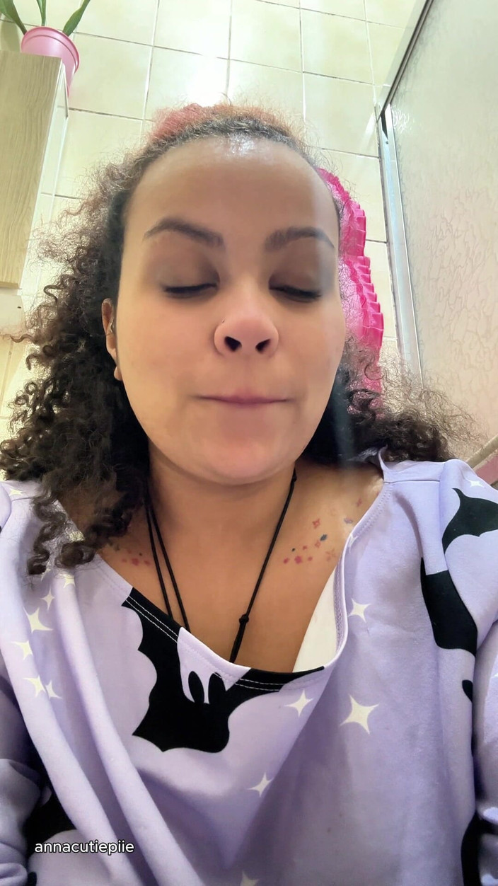 Cutiepiie Chubby: 上厕所和的不耐乳汁的女孩