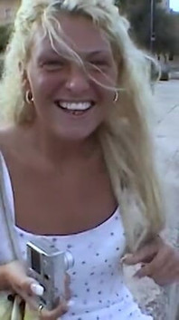 Blondine wurde abgeschleppt, um ihre masturbationsfähigkeiten zu zeigen