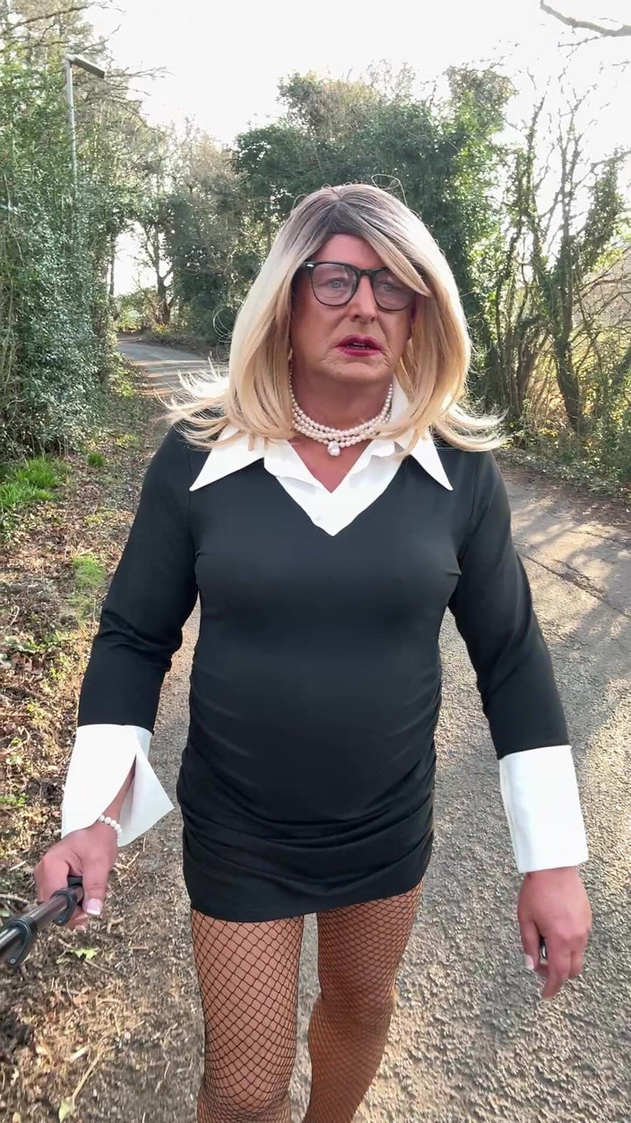 Kellycd2022: Sexy Crossdresser Kellycd2022 Procházka uličkou
