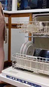 Big Butt MILF laddar diskmaskinen