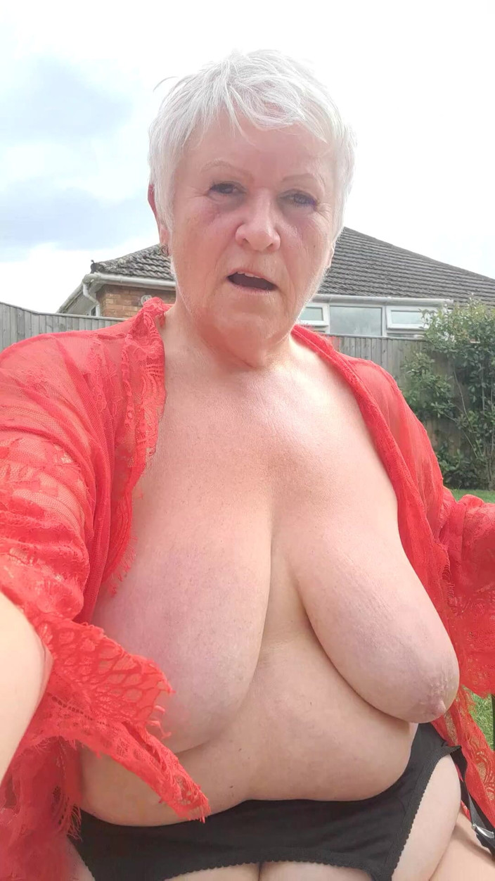 Uk Joolz: Só eu, sendo realmente imundo ao ar livre no jardim!