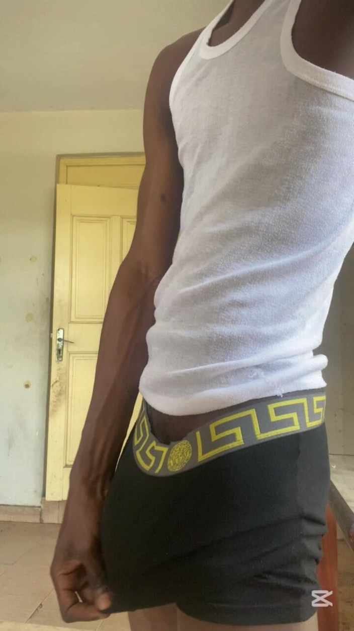 Slimniqqa: Збуджена тінка з коледжу дрочить великий чорний член