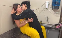 La bella moglie cucinava in cucina quando il marito è venuto e ha iniziato a fare sesso in cucina