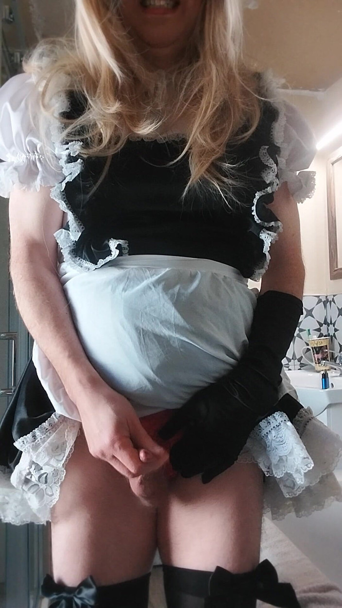 Cindy Belfast: Шаловливая сисси горничная кончает при исполнении обязанностей