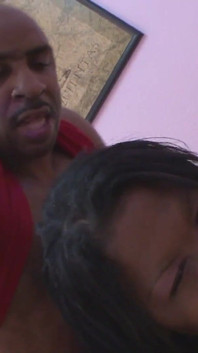 Mulher negra com bunda enorme e gordinha fode pau preto no buraco