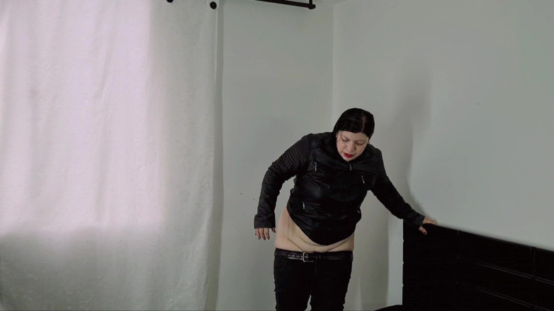 Alice H: デート中のお尻割れ
