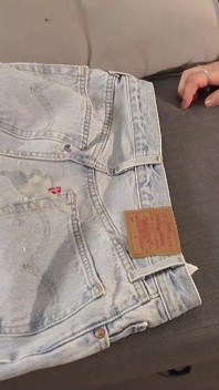 Una teen che piscia e scopa con i jeans