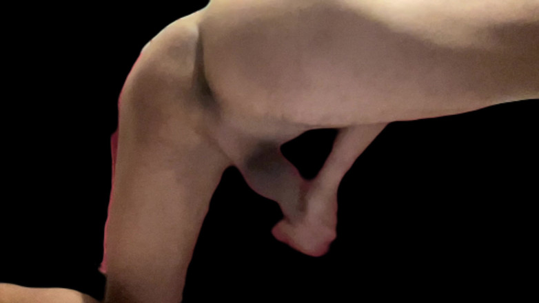 Naughty Cock: 背中を向けて自慰をしている。