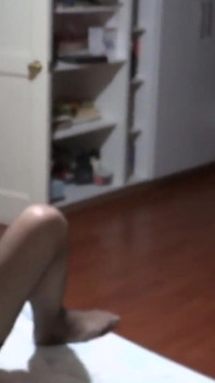 Registro la sorella di mia moglie che si masturba mentre guardo un porno