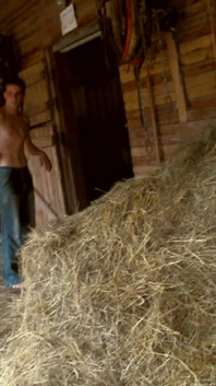 Tânărul fermier este sedus și futut de șeful său