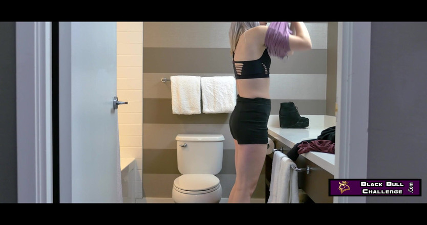 Black bull challenge: Chica canadiense cachonda Emma Price entrevista interracial