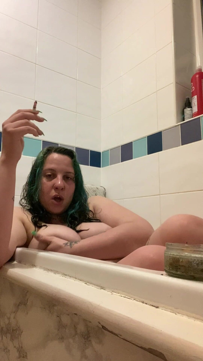 Goddess Kinx: Smokey Bath Time