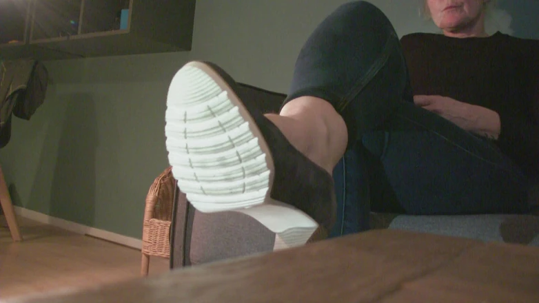 MisS Angel: Shoeplay in blue jeans